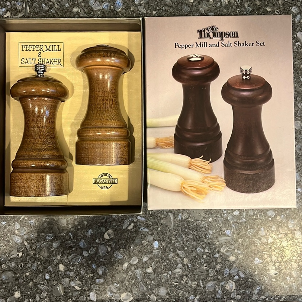 Vintage Wood OLDE THOMPSON Pepper Mill And Salt Shaker Set New Condition